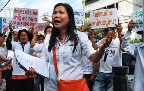 Kanokrat Nimsamut Booth protesting outside UK Embassy